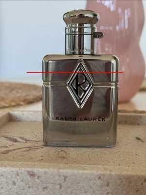 Ralph Lauren club new york - 50 ml kvar lite mer. Perfekt för dig som gillar exklusiva dofter och snygg design. Parfymen är det bästa komplimang magnet 