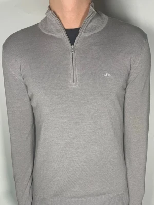 J.Lindeberg halfzip - Säljer en ritkigt snygg och trendig J.Lindeberg halfzip i fint skick, storlek M, vid frågor är det bara att skriva //Gramenti