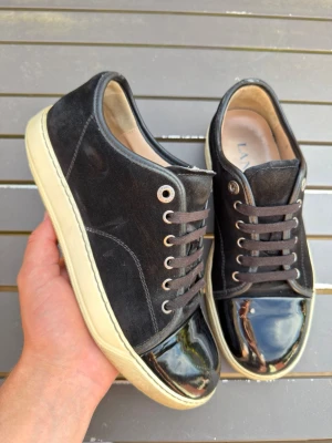 Lanvin uk5 svart - Säljer dess sjukt feta lanvins! Svarta med glans tå. Size uk5 motsvarar 39-40. Skick 8,5/10 finr skick på dessa! Nypris 5499kr. Hör av dig vid frågor eller minsta fundering 🤩