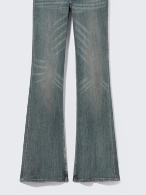 Blå bootcut jeans från Cheap Monday - Säljer ett par blå bootcut jeans från Cheap Monday med snygga slitningar och utsvängda ben. Jeansen har klassisk femficksdesign och en cool patch med Cheap Monday-loggan bak. Perfekta för dig som gillar retrostil och vill sticka ut.st 28:32