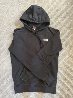 Svart the north face hoodie - Strolek XS/S ifrån the north face. Defekter syns på dom 3 sista bilderna, inget man tänker på. Skickas inom 48h kika in min profil för mer fina plagg. Skriv om ni har några frågor!