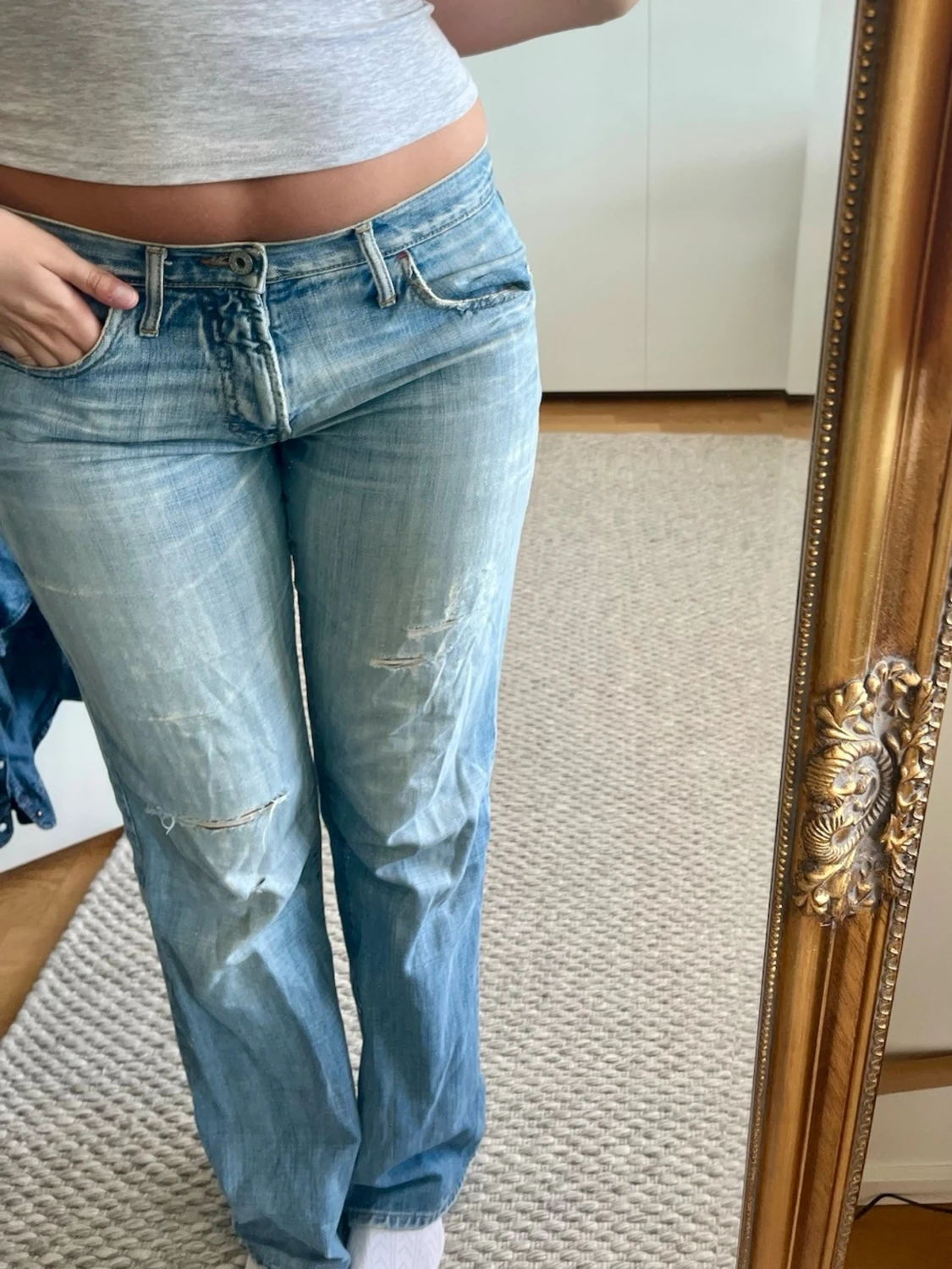 Ljusblå jeans med slitningar - 1