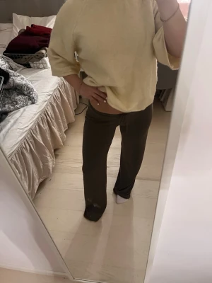 Gul oversized tröja med trekvartsärm - Mysig oversized tröja i ljusgul färg med trekvartsärmar och rund halsringning. Tröjan har en avslappnad passform och är tillverkad i ett mjukt material som känns skönt mot huden. Perfekt för en chill och trendig look.