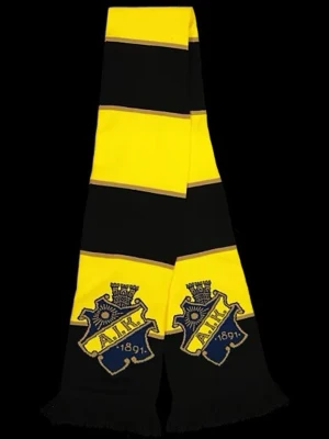 AIK halsduk - Snygg halsduk i svart och gult med breda ränder och AIK:s klubbmärke broderat i båda ändar. Perfekt accessoar för att visa ditt stöd på matchen eller i vardagen. Klassisk design med fransar i ändarna.