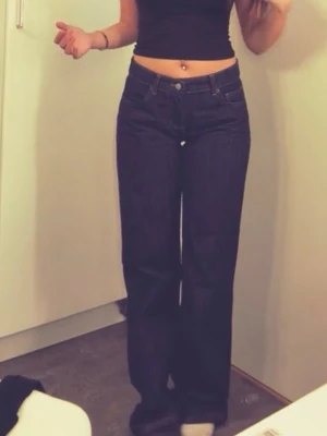 Mörkblå raka jeans med låg midja - Säljer ett par mörkblå jeans med låg midja och raka ben. Från zara. 