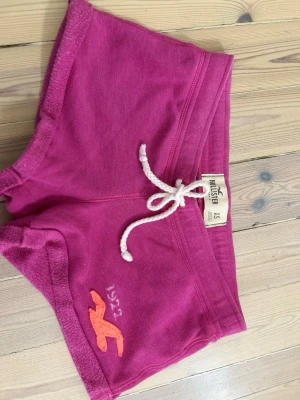 Lowwaist mjukisshorts ifrån Hollister 💕 - Lowwaist rosa mjukisshorts ifrån Hollister calefornia 💕Jätte köna i bra skick. Skriv för flera bilder eller frågor!