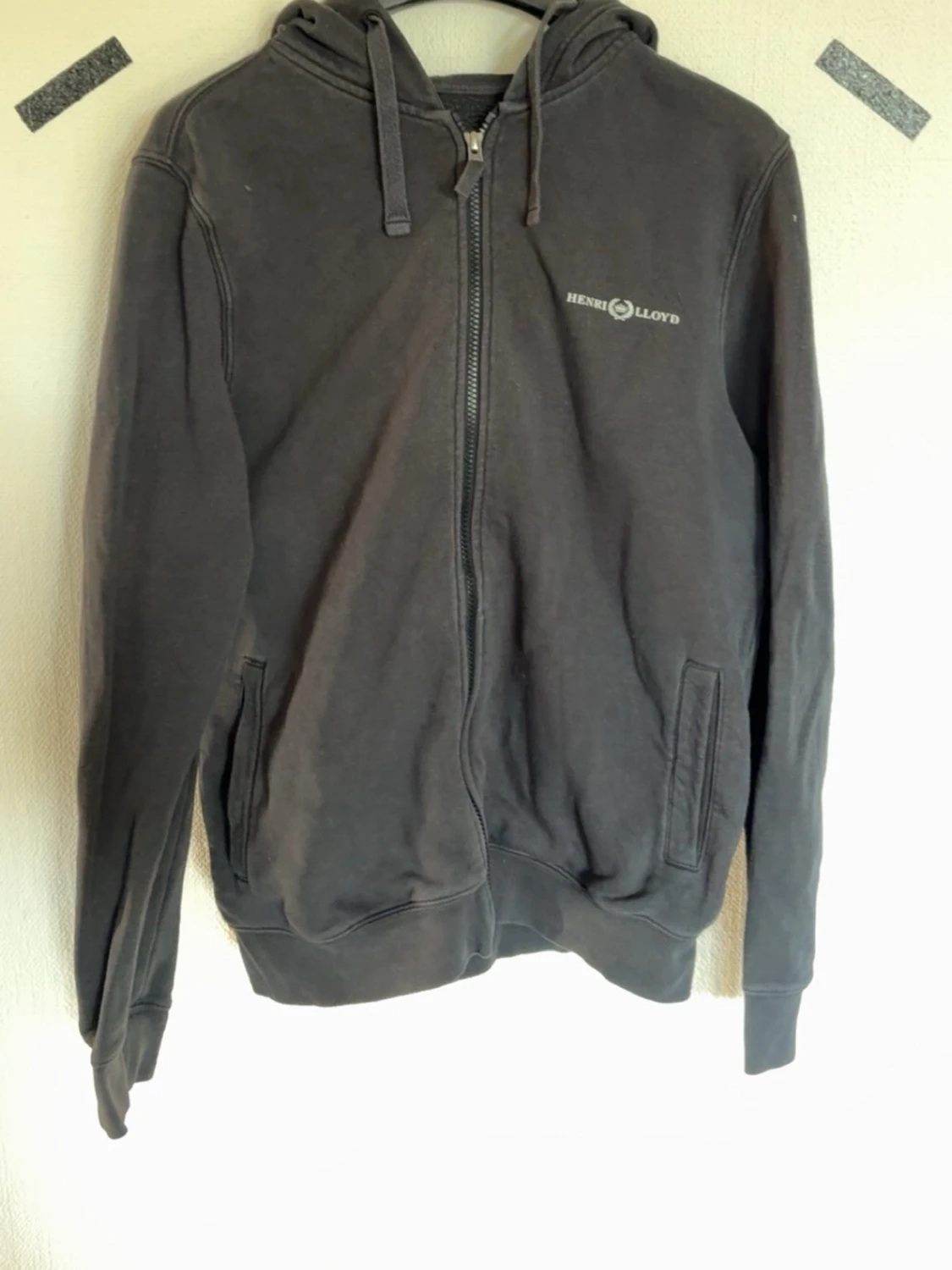Svart hoodie från Henri Lloyd