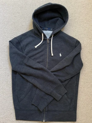 Polo Ralph Lauren Sweater in Dark Grey - Klassisk Mörk grå sweatshirt från Polo Ralph Lauren, storlek S och sitter väldigt bra, Skriv ifall du har några frågor!👌🏻