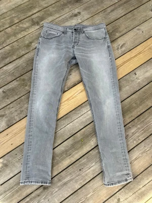 Dondup George jeans  - Dondup George Jeans, storlek 34 passar bra på folk som vanligtvis har 33, de är i grymt skick och är inte slitna på något sätt, skriv vid intresse🙏🏻