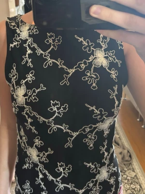 Svart vit topp - En jätte fin topp som är perfekt till fest, perfekt till sommaren och använd 2 gånger men passar tyvärr inte min stil..