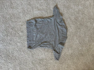 Grå basic t-shirt i bomull - En enkel grå t-shirt i mjuk bomull med rund hals och korta ärmar. Perfekt till jeans eller shorts för en avslappnad look. T-shirten har en rak passform och är helt utan mönster eller tryck.