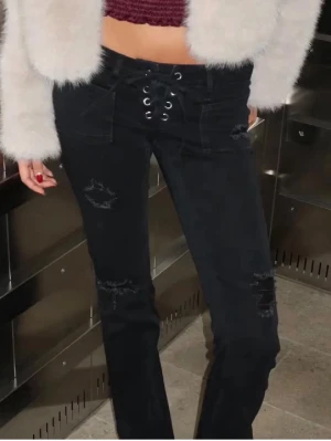 Säljer mina svarta jeans med snöring från Gina!❤️‍🔥 - Säljer mina svarta jeans från Gina i st S. Dom har används ett par gånger, runt 3-5 gånger. Dom är ytterst slitna vid fötterna eftersom dom va lite för långa för mig, annars är dom som nya i princip!💞