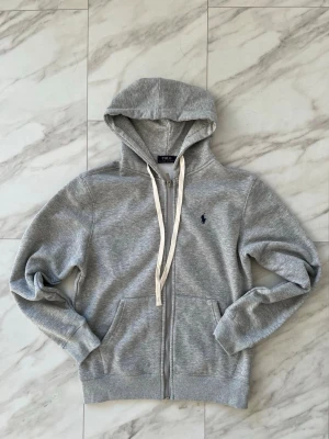 Zip Hoddie  - Aldrig använd, ingen prislapp, storlek L men sitter som S