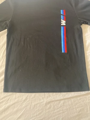 Svart BMW M tröja med tryck på strl (S/M)  bud  - Säljer en svart långärmad BMW tröja med trycket M för alla BMW älskare ge mig ett bud på denna mvh 