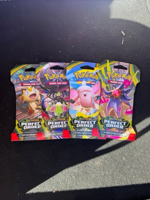 4st Pokémon ”Perfect Order” boosterpacks - Säljer hela art setet med 4st Pokémon ”Perfect Order” sleeved boosterpacks!  Samfraktar vid köp av fler varor!