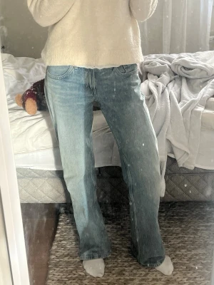 ZARA Ljusblå loose fit jeans - Säljer ett par ljusblå jeans med loose fit och raka ben. Jeansen har klassisk femficksdesign och är tillverkade i denim. Perfekt för dig som gillar en avslappnad och trendig stil.