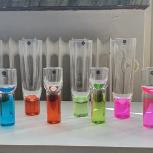 Sagaform glas - Säljer ett set med 8 färgglada glas från Club-serien designade av Matz Borgström. Glasen har bottnar i blått, orange, grönt och rosa och är tillverkade i glas. Perfekt för att göra festen lite roligare med snygg design.