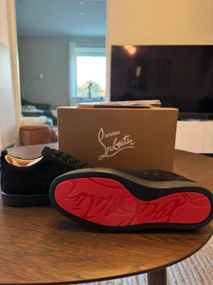 Louboutin skor 43 - Helt nya Louboutin i storlek 43 aldrig använda. Passar även 44 och kanske 42. Kvitto finns. Hör av dig vid några frågor och pris kan diskuteras, kan även mötas upp i Linköping 
