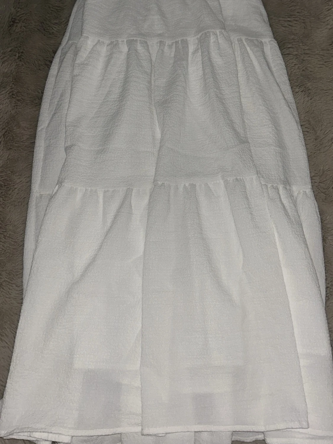 Vit långkjol med volangdetaljer