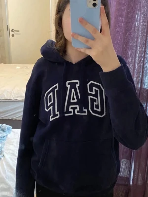 Hoodie - Säljer denna hoodie från gap som jag köpte i USA💕Den är i storlek s men passar mer som xs.(fläckarna är från spegeln, inte på hoodien)