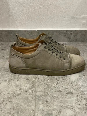 Gråa Christian Louboutin  - Christian Louboutin || Storlek 40,5 || Skorna är i bra skick (se bilder) || Tveka inte på att höra av dig vid frågor eller funderingar 