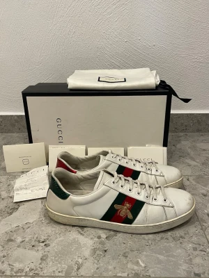 Gucci Ace Bee - Gucci Ace Bee || Storlek 43 (UK 9) innermåttet är 28,5cm || Skorna är i bra skick (se bilder) || Mitt pris 2499kr || Allt på bilderna medföljer ||Tveka inte på att höra av dig vid frågor eller funderingar 