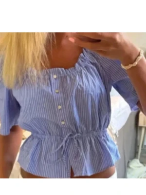 Blå randig blus från hm - Söt blå blus med vita ränder. Super snygg på och perfekt till sommaren. Använd en gång, alltså så gott som ny💗💗💗