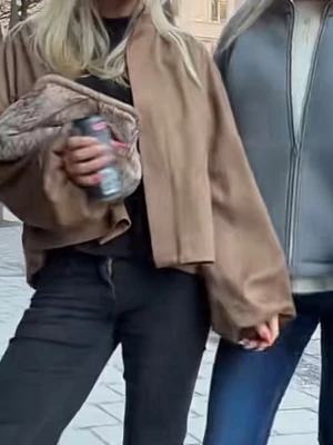 Beige kort trenchcoat med puffärm - Beige trenchcoat från Neo Noir med puffiga ärmar i storlek xs❣️helt ny, med prislapp kvar. Jackan är de sista två bilderna, den förata bilden är samma modell men en annan färg. ❣️köptes för 1200kr därav priset ❣️💕