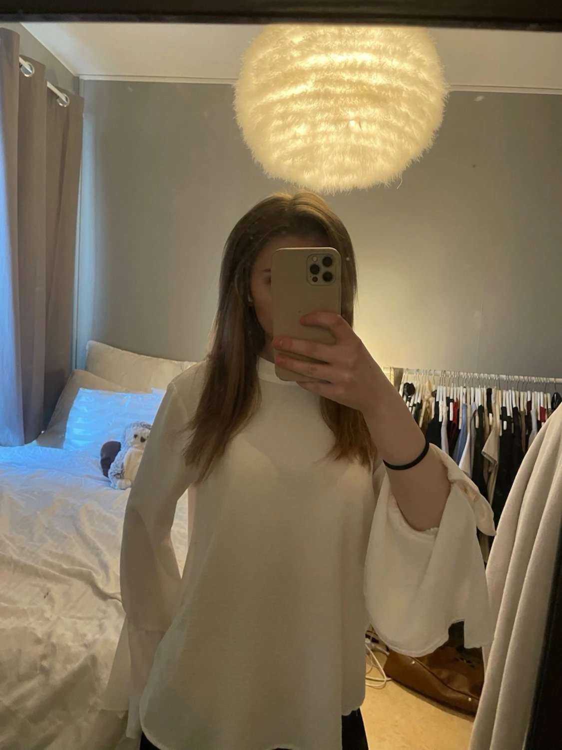 Vit blus med vida ärmar