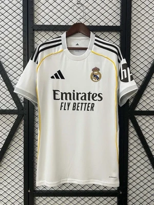 Real Madrid matchtröja Adidas - Säljer en vit Real Madrid matchtröja från Adidas med svarta detaljer och gula linjer längs sidorna. Tröjan har klubbens emblem på bröstet, sponsorlogga och klassiska Adidas-ränder på axlarna. Perfekt för fotbollsfans som vill representera sitt lag.