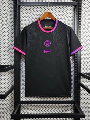 Svart PSG x Nike t-shirt med rosa detaljer - Cool svart t-shirt från Nike i samarbete med PSG, med subtilt blommönster i tyget. Rosa och lila detaljer på krage och ärmslut, samt PSG-logga och Nike-märke i rosa på bröstet. Perfekt för dig som gillar sport och streetstyle.