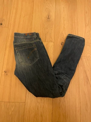 Dondup jeans George - Dondup slim jeans i mycket bra skick. Inga defekter på jeansen. Nypris 3000 kr. Hör av dig vid frågor eller funderingar
