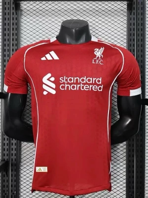 Liverpool FC röd matchtröja Adidas - Liverpool FCs officiella matchtröja i rött med vita detaljer och klubbmärke på bröstet. Tillverkad i lätt och ventilerande funktionsmaterial, perfekt för träning eller match. Adidas-logga och sponsortryck på framsidan, samt vita ränder längs axlar och ärmslut.