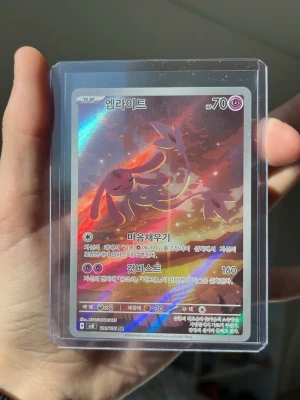 Pokémonkort mesprit full art koreansk - Säljer ett Pokémonkort med mesprit i full art utförande på koreanska. Kortet har mycket detaljer  och är inplastat i ett skyddsfodral. Perfekt för samlare eller Pokémonfans som vill ha något unikt i sin samling. Den är i perfekt skick och den är ett bra sammlings kort.