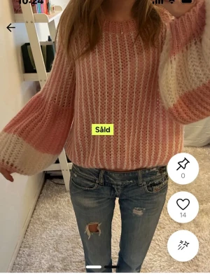 Jättefin färgglad stickad tröja - En luftig jättefin stickad tröja i storlek xs/s. Köpt här på Plick bilden är från tidigare säljare. Jättecool och färgglad tröja.