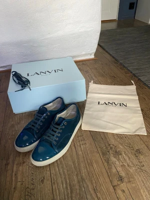 Mörkblå sneakers från Lanvin - 🔵Feta Lanvins i UK 8 | Vilket motsvarar 43 | Knappast tecken på använda | Og box medföljs o allt | Skicka vid frågor eller fundering!