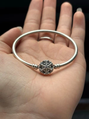 Armband  - Säljer ett armband från Pandora. Använt inte så mycket och i gott skick. Säljer eftersom jag inte bär silver smycken längre. Pris går att diskutera vid en snabb affär ❤️
