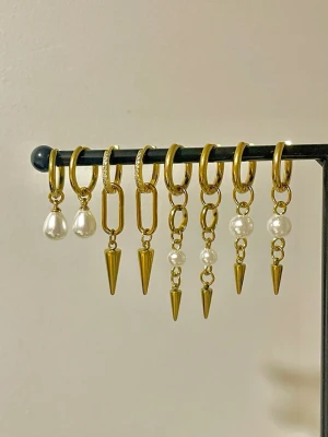 Örhängen paketpris guld - Örhängen paketpris guld!!🥰😍💓 få alla dessa fyra par örhängen i ett paket värda 526 kr för endast 250 kr, endast ett fåtal paket i lager så först i kvarn