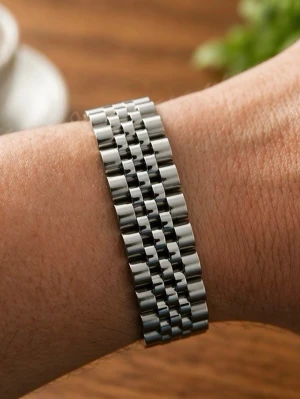 Silverfärgat länkarmband i stål - Snyggt armband i silverfärgat rostfritt stål med bred länkdesign. Armbandet har en klassisk och stilren look med flera rader av polerade länkar som ger en cool och modern känsla. Perfekt för dig som gillar accessoarer med lite edge.