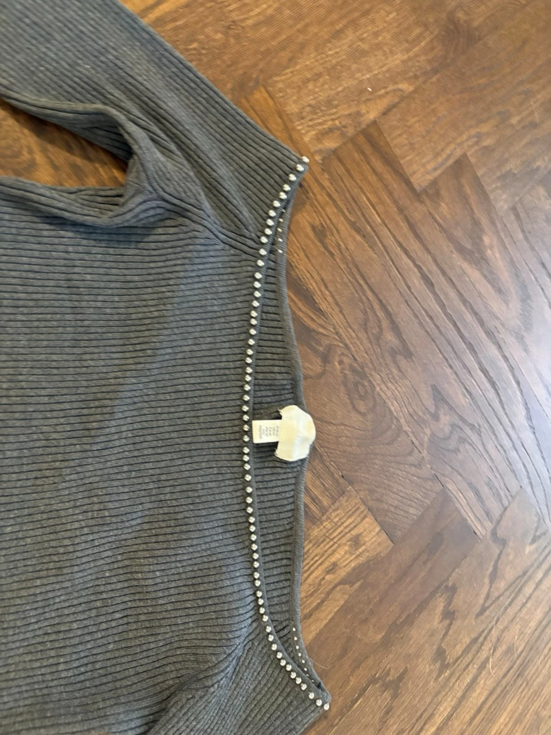 Jättesöt grå off-shoulder topp med silverstenar - 1