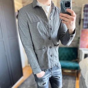 Overshirt - Mycket bra skick, inga defekter! Storlek M sitter S, Passar dig som är mellan 170-180cm ungefär. Modellen är 185 cm, 75kg. Passar bra nu till våren! Skriv för mer information!🤝