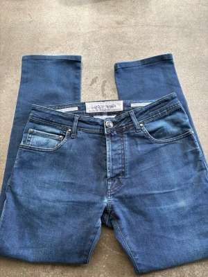 Selvedge Jacob Cohën Jeans Herr - Säljer nu mina schyssta Jacob Cohën jeans! De är selvedge, otroligt gott skick (förutom slitage från bälte på back patchen)   ✅Selvedge (kommer få riktigt schysst färg med tiden) ✅Storlek 31 - men passar dig som har 30/32 ✅Modell: 688 comfort  ✅8,7/10 skick  ✅100% autentiska   Vid rätt bud accepterar jag! ❗️Fraktar alltid inom 24h❗️