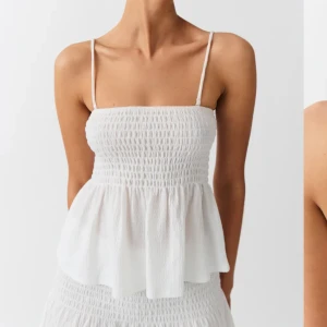 Smock singlet topp - Jätte gulligt linne från Gina med avtagbara band! Jätte bra skick och bekväm. Har inte kvar banden tyvärr. Så en off shoulder topp! 💕