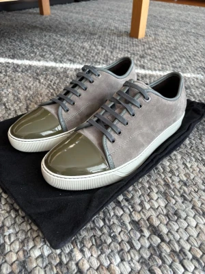 Lanvin Captoe sneakers grå - Säljer dessa riktigt snygga Lanvin Captoe sneakers! Skorna är i färgen grå! Skicket är 9,5/10 i prinsip nya! Storlek 9 fits 44! Kommer med 2st dustbags!