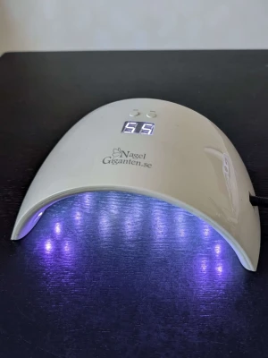 nagelgiganten UV-lampa - Med euplugg, knappt använd så jättefint skick. Med sensor, kommer med låda och all info på den!