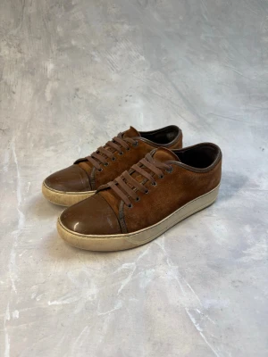 Lanvin cap toe brun - Bruna Lanvins, otroligt stilrena. Använda men mycket liv kvar att ge. Uk6 passar 40-41 Se bilder för skick. Nypris 5000sek. Först till kvarn!
