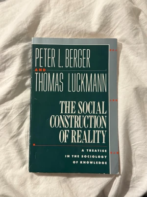 The social construction of reality  - Säljer denna kurslitteratur: ”the social construction of reality”. Fint skick! Inga understrykningar/vikta hörn, enbart lite nött på omslaget 