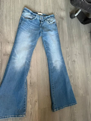 Gina jeans - Säljer mina jättefina Gina jeans då jag inte tycker färgen passar på mig tyvärr. Jeansen är blåa med rosa detalj på fickorna. Dom är använda max 3 gånger och i väldigt fint skick. Perfekta nu till våren💕