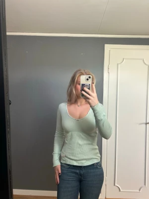 Odd Molly tröja  - Fin odd Molly tröja i bomull. Turkos/ blå färg med detaljer. 