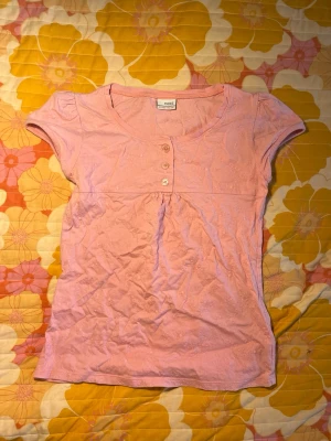 Söt topp  - Söt rosa topp med knappar. Storlek 152 men passar även xs. Jag har storlek xs/s och är 162cm. Hör av dig om du undrar något🩷